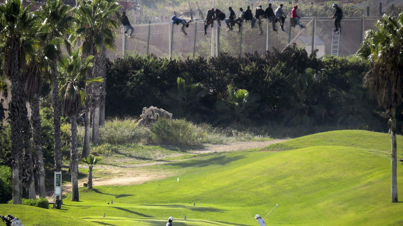 Il golf club sotto la rete di confine dell'enclave spagnola