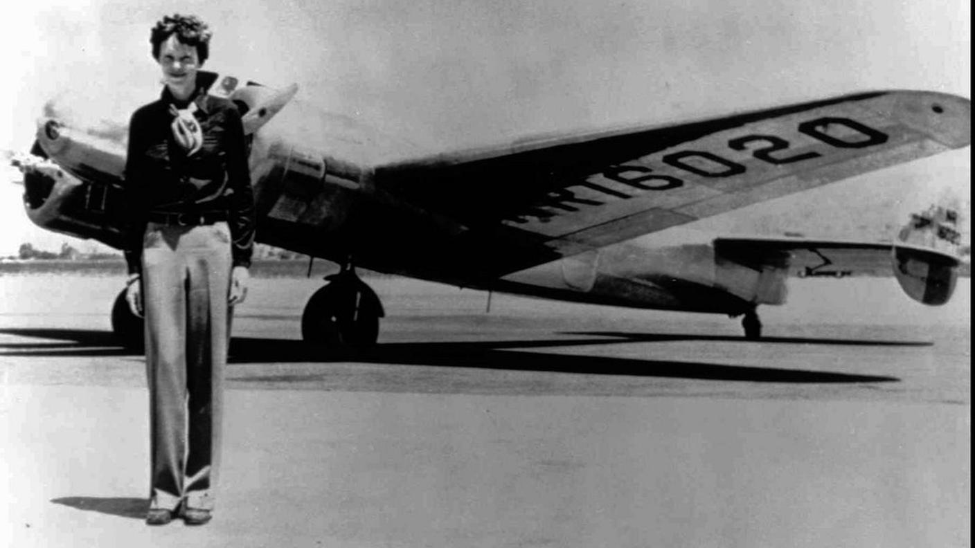 L'aviatrice ritratta con il suo velivolo