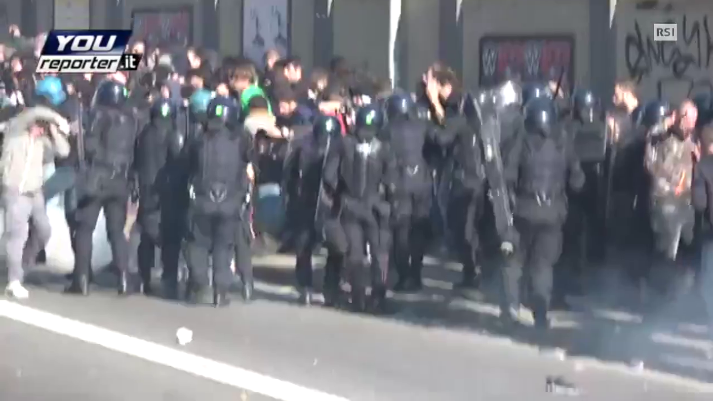 Petardi e fumogeni contro la polizia, un agente ferito viene portato via (youreporter)