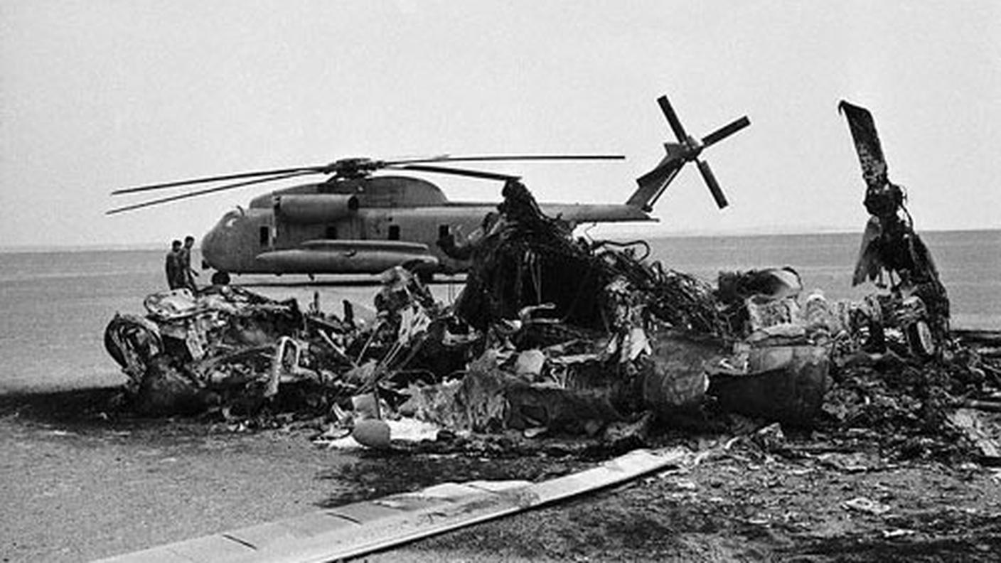 L'elicottero USA finito distrutto nel deserto iraniano nel 1980