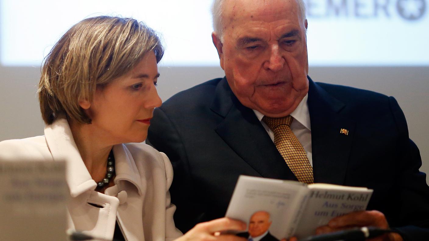 Helmut Kohl, qui con la seconda moglie, si ritirò nel 1998