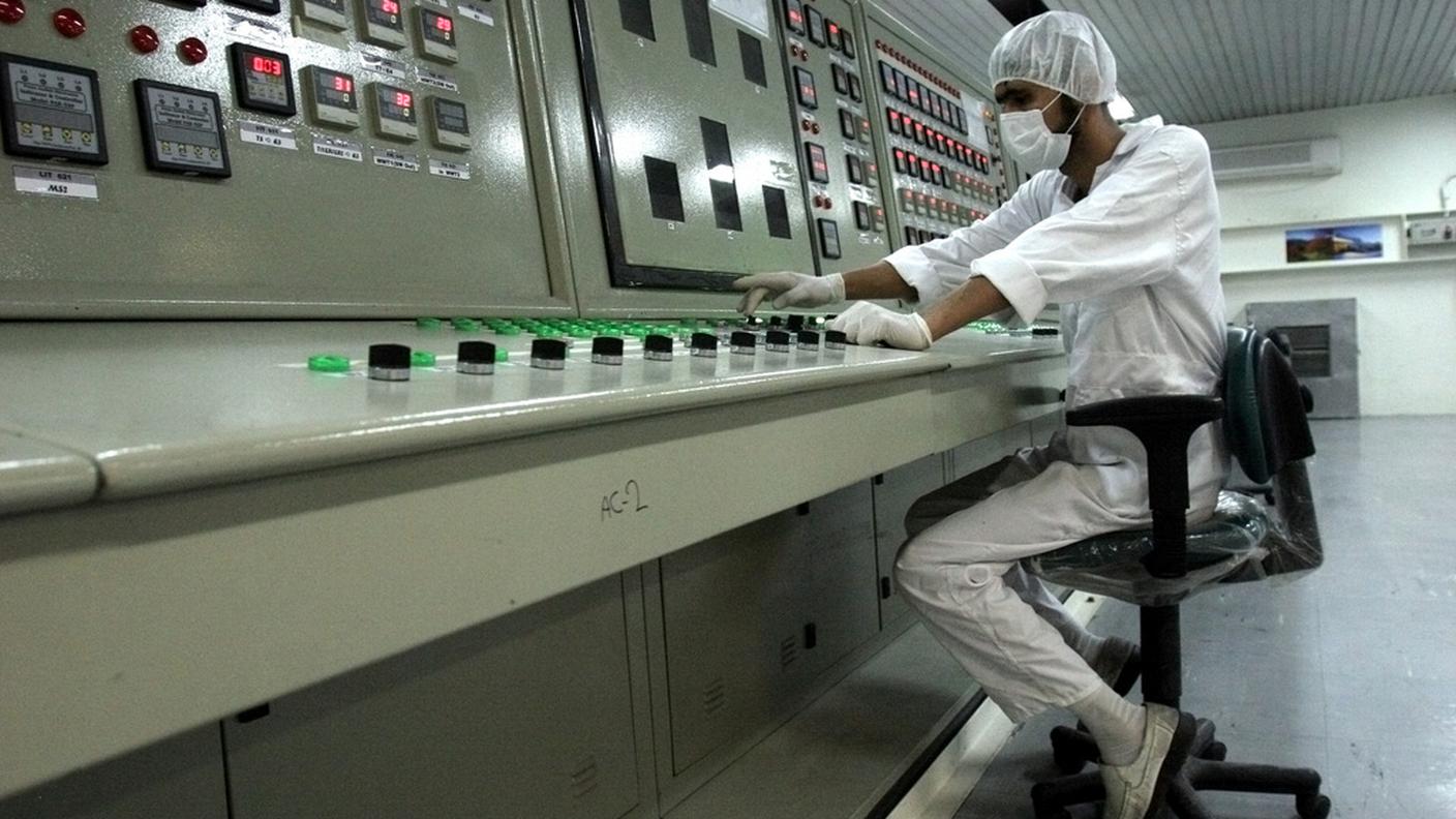 Un tecnico al lavoro in un impianto di conversione dell'uranio in Iran