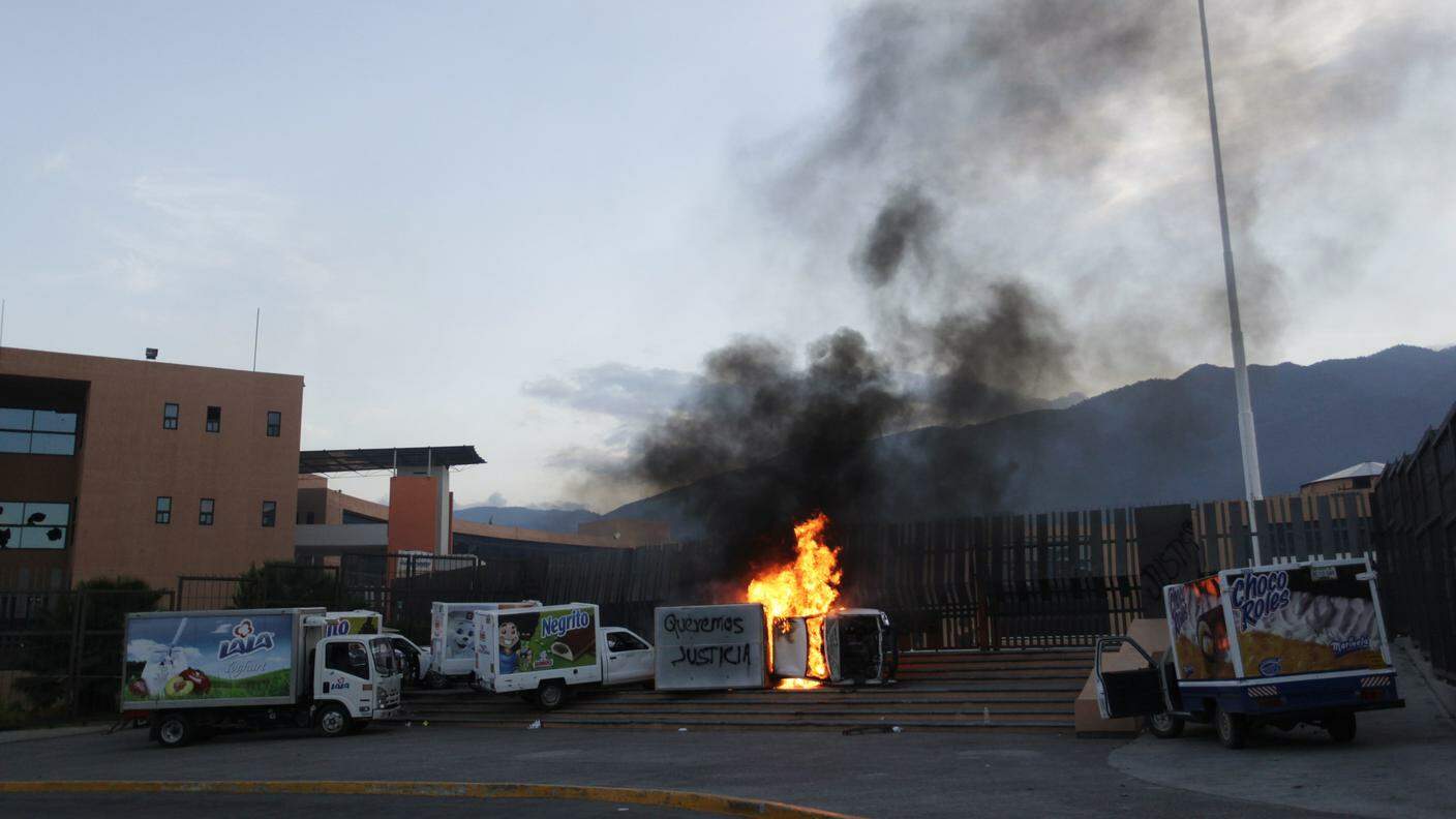 La protesta davanti al palazzo governativo dello Stato di Guerrero