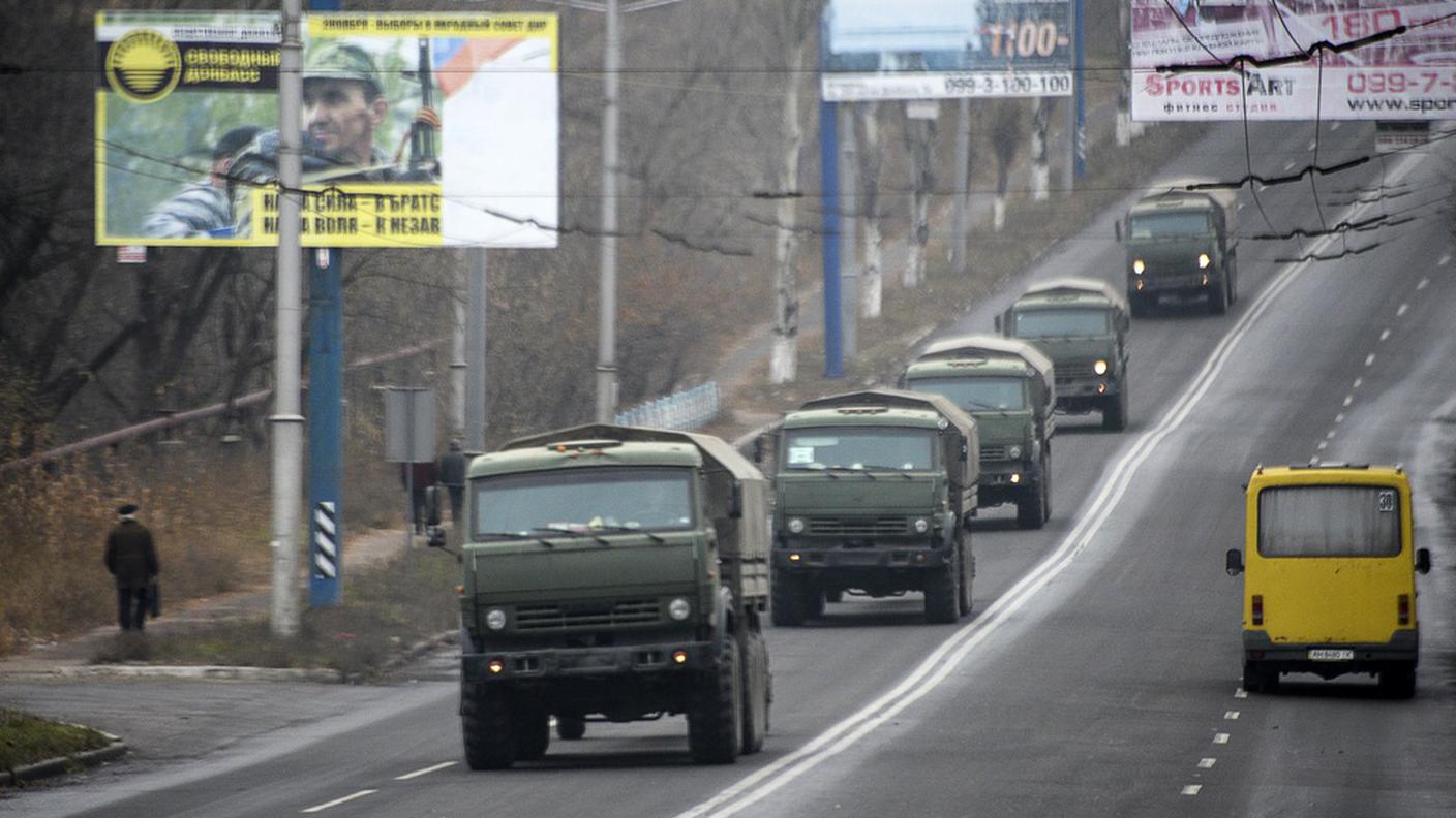 Una colonna dei separatisti in movimento nei pressi della città di Makiivka