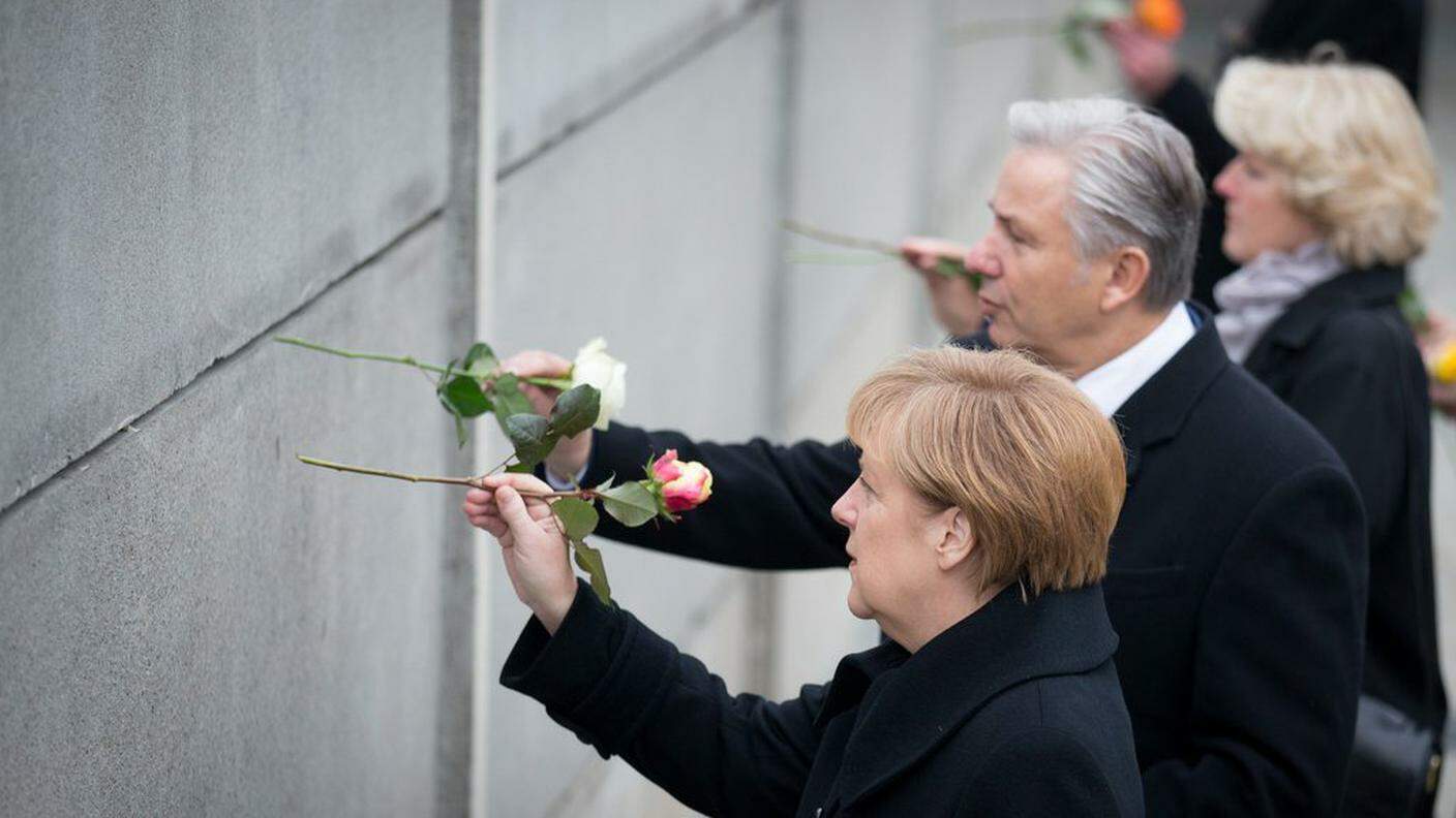 Fiori da parte di Angela Merkel e Klaus Wowereit in uno degli ultimi tratti del Muro rimasti