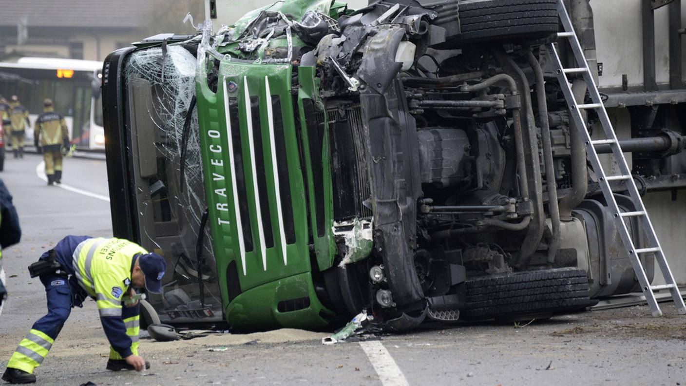 L'autocarro si è rovesciato sulla carreggiata e il rimorchio si è ribaltato in un prato