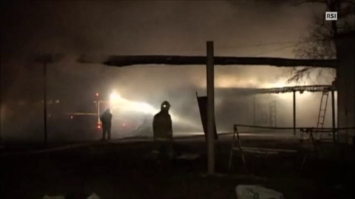 I vigili del fuoco al lavoro per domare le fiamme (EBU)