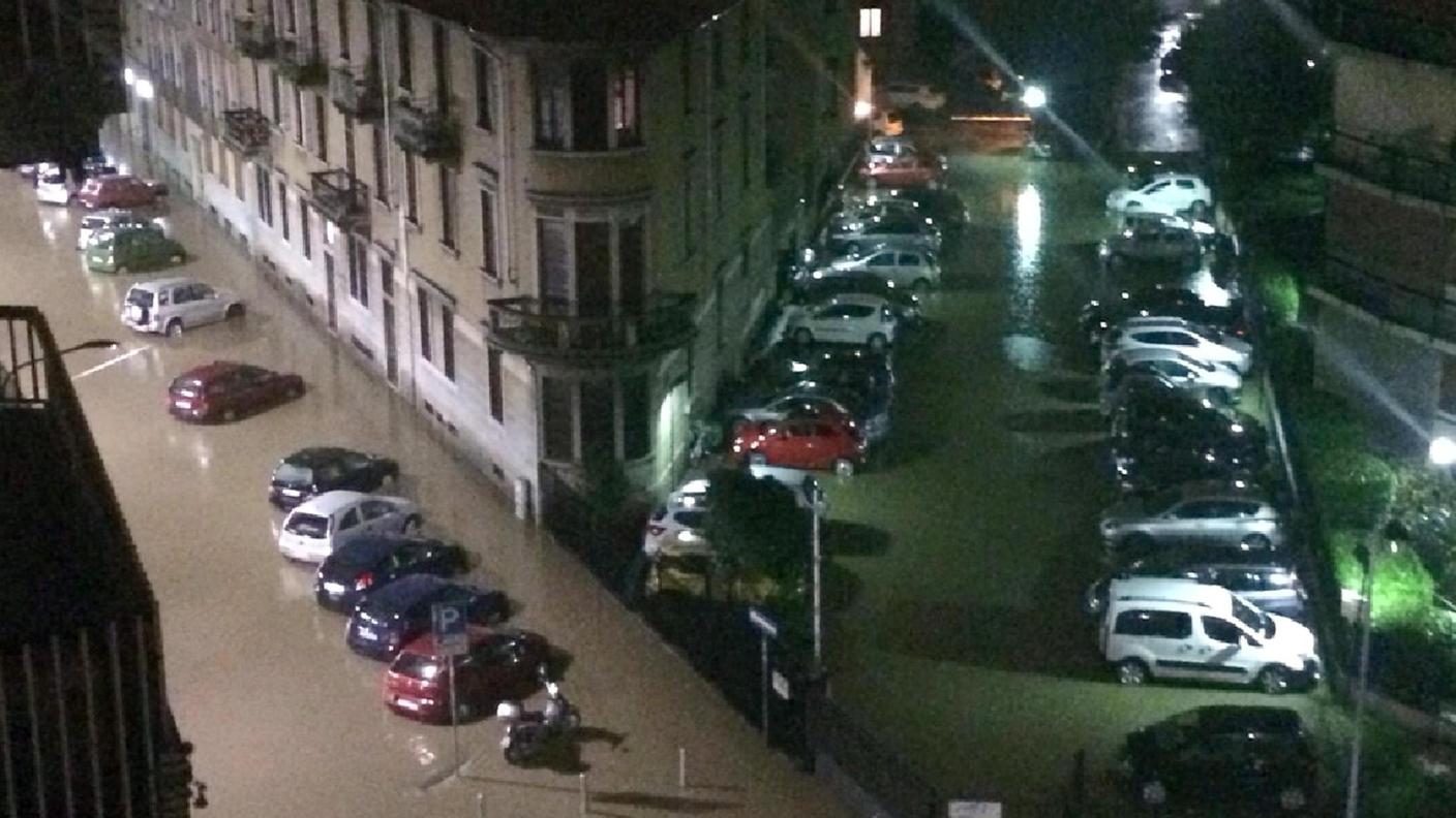 Una strada del quartiere Isola, completamente allagata