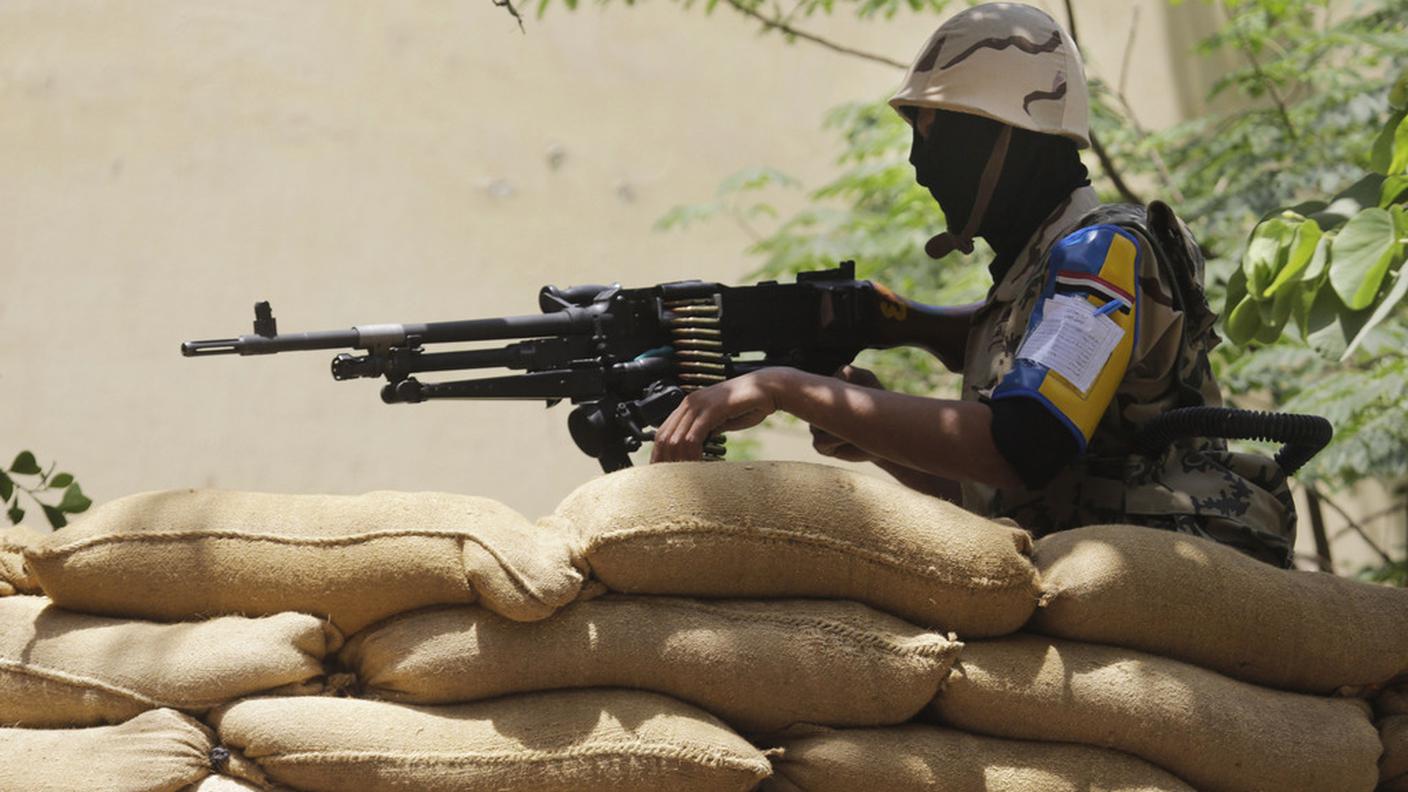 Un militare egiziano a un posto di blocco al Cairo