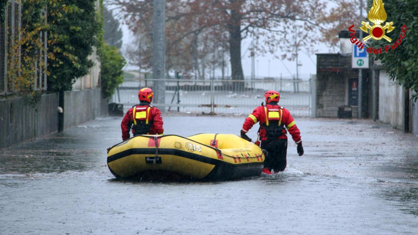 Vigili del fuoco impegnati per l'esondazione del Lago Maggiore