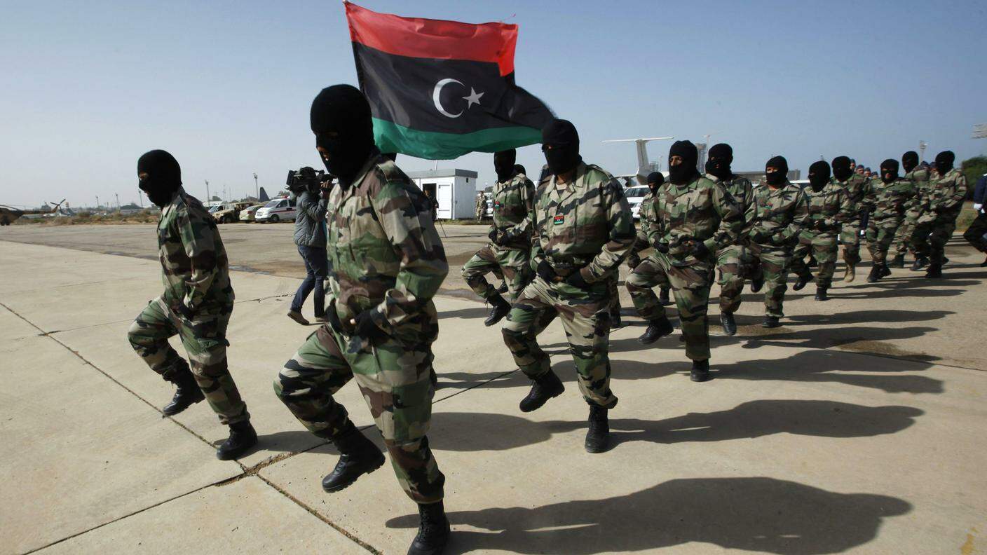 Militari libici vicino all'aeroporto di Tripoli