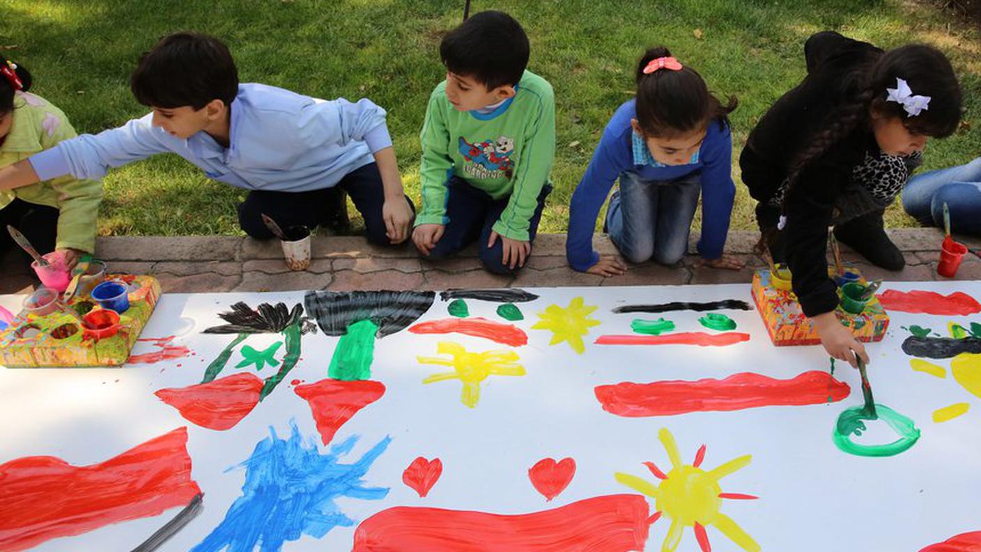 La convenzione del 1989 sancisce il diritto di ogni bambino a vivere uno sviluppo armonioso e completo della sua personalità e di crescere in un ambiente familiare, in un clima di felicità, amore e comprensione
