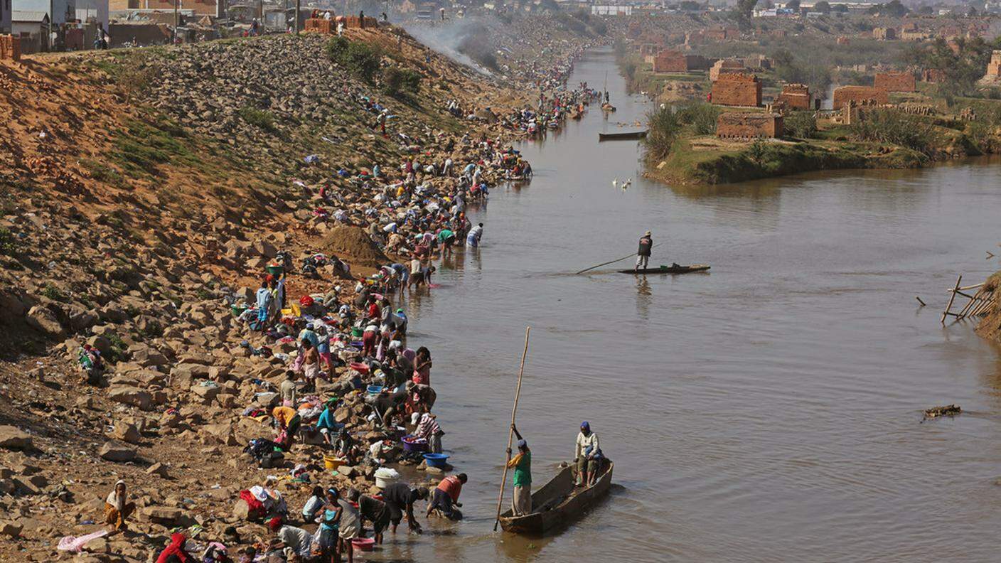 Donne intente a lavare i panni nel fiume ad Antananarivo
