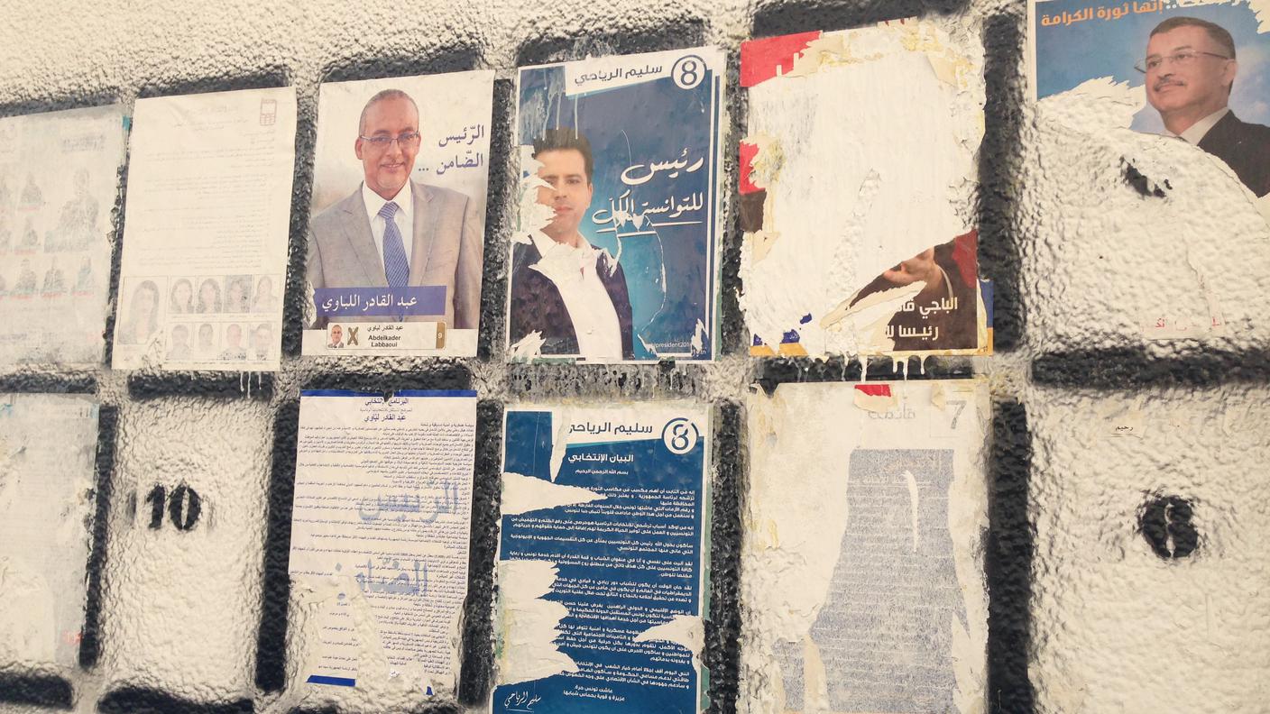 I manifesti elettorali per le strade di Tunisi