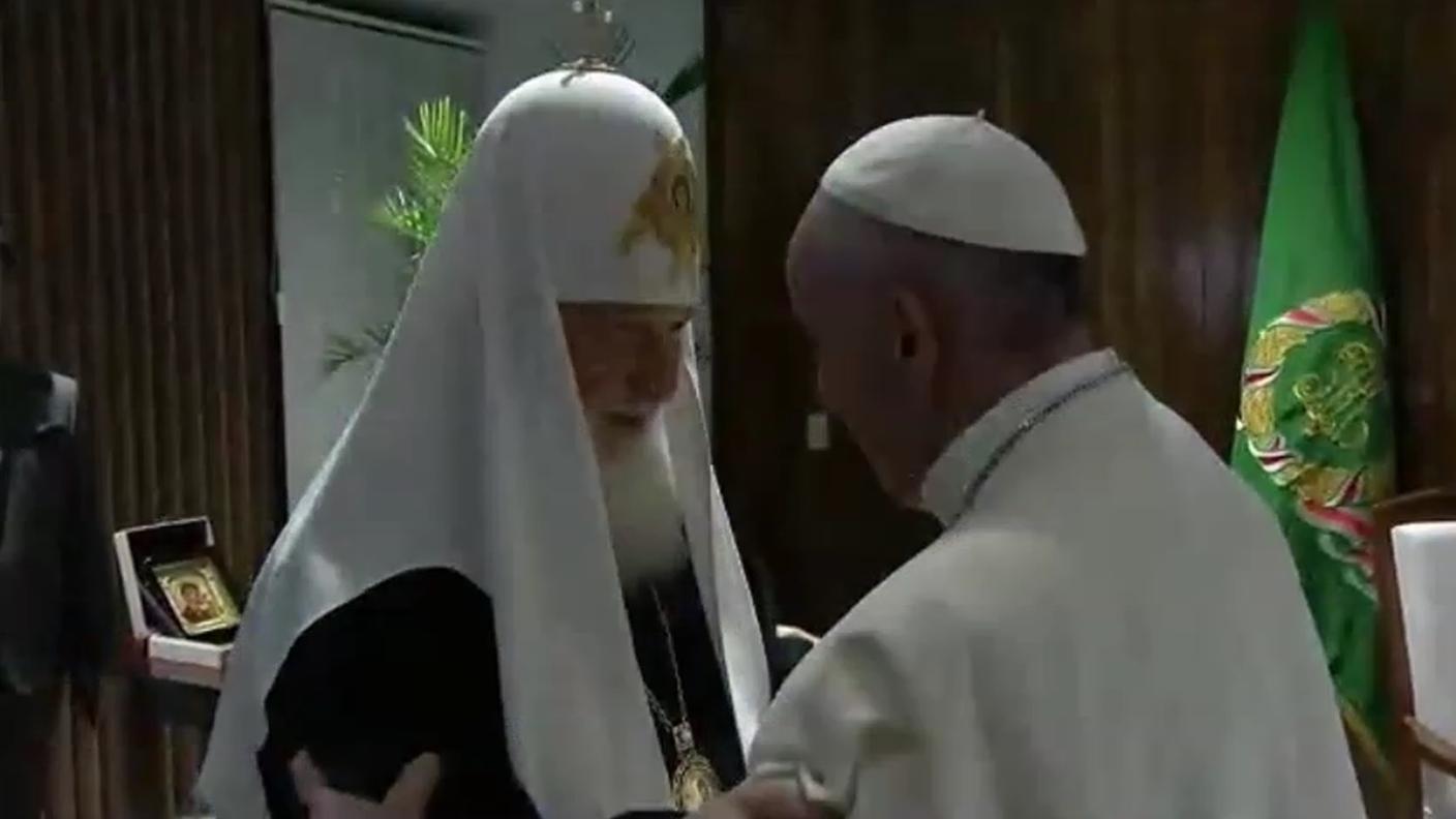 Il caloroso saluto tra Francesco e Kirill (EBU)