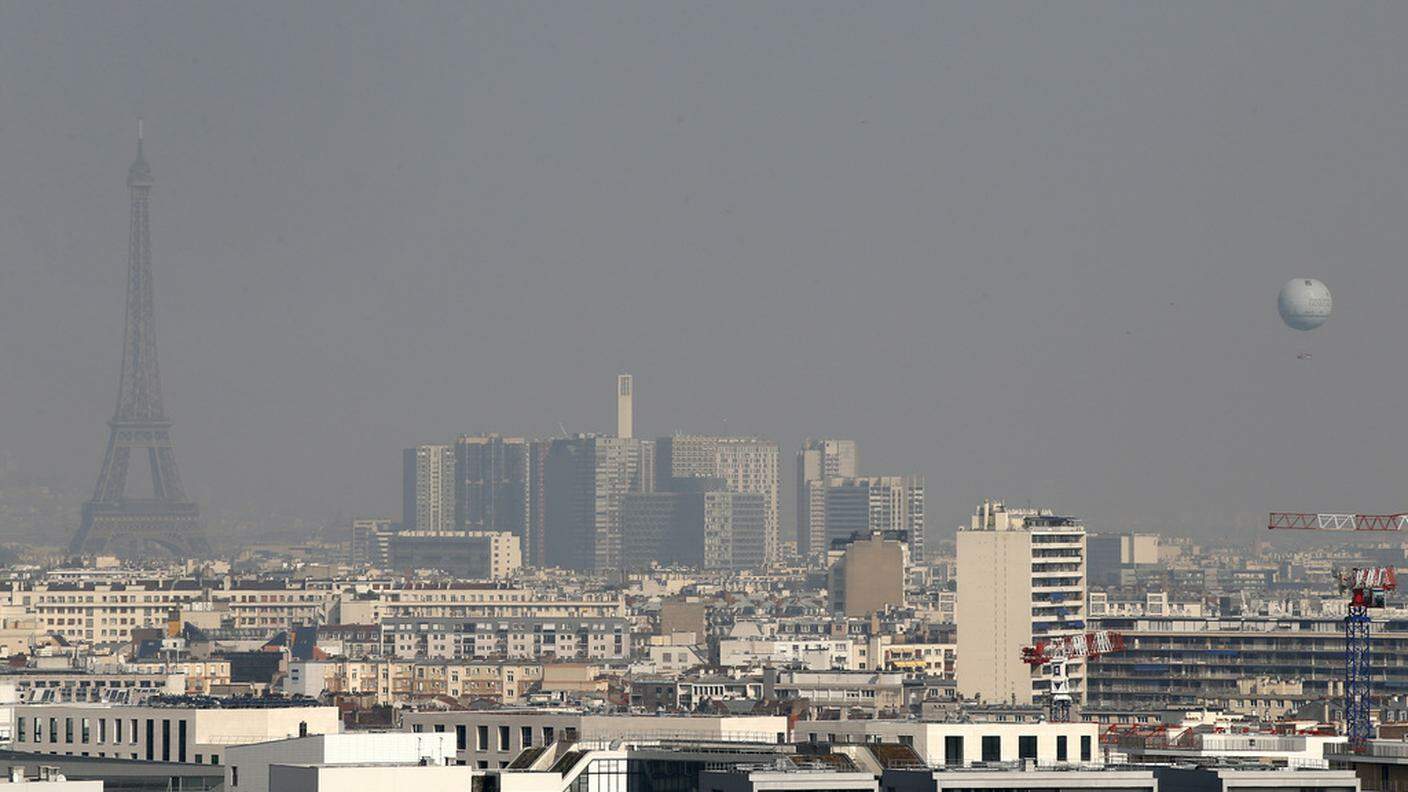 La cappa di smog intacca i polmoni dei parigini e offusca i simboli della grandeur