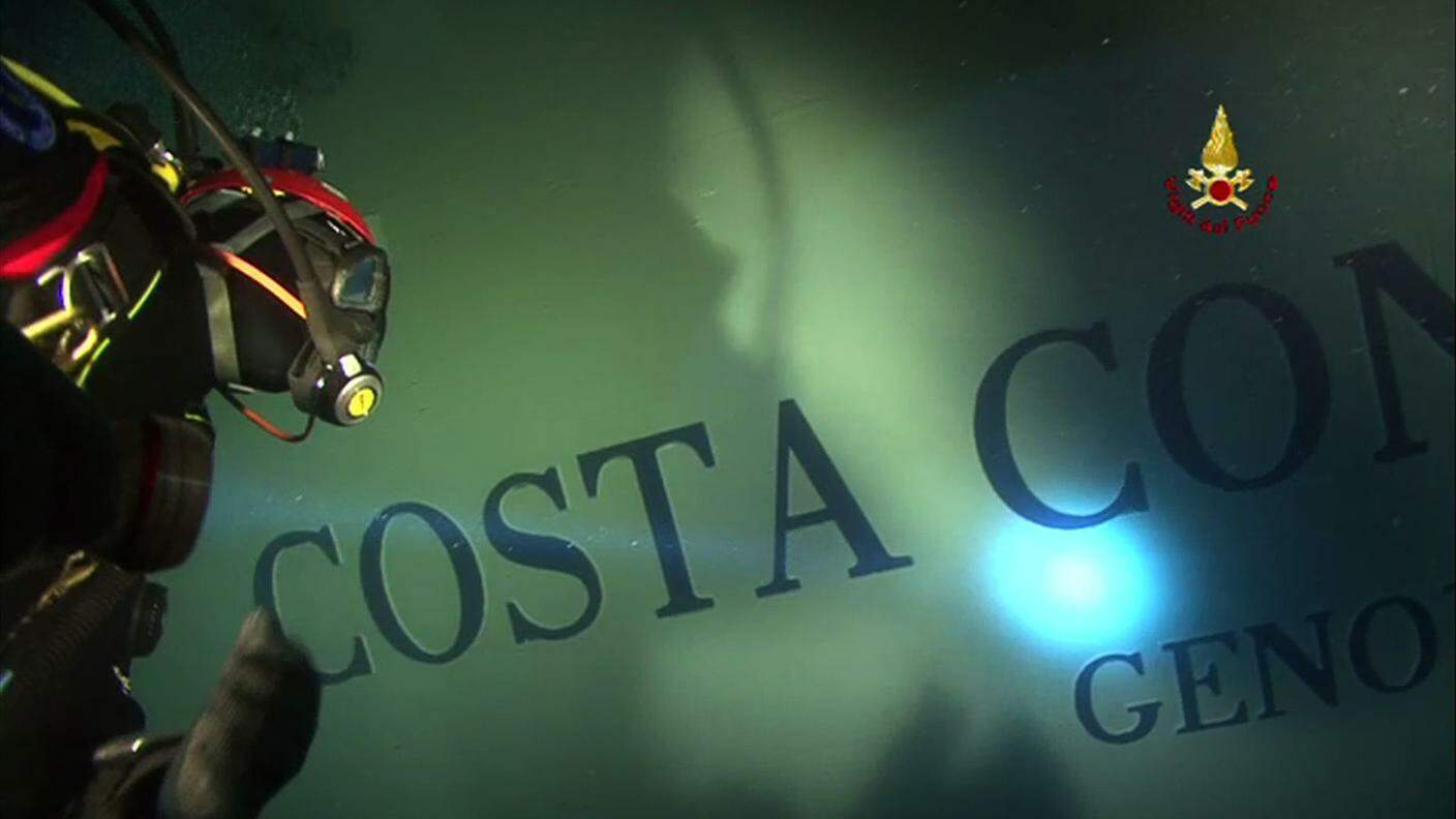 Febbraio 2012, sommozzatori ispezionano il relitto della Costa Concordia