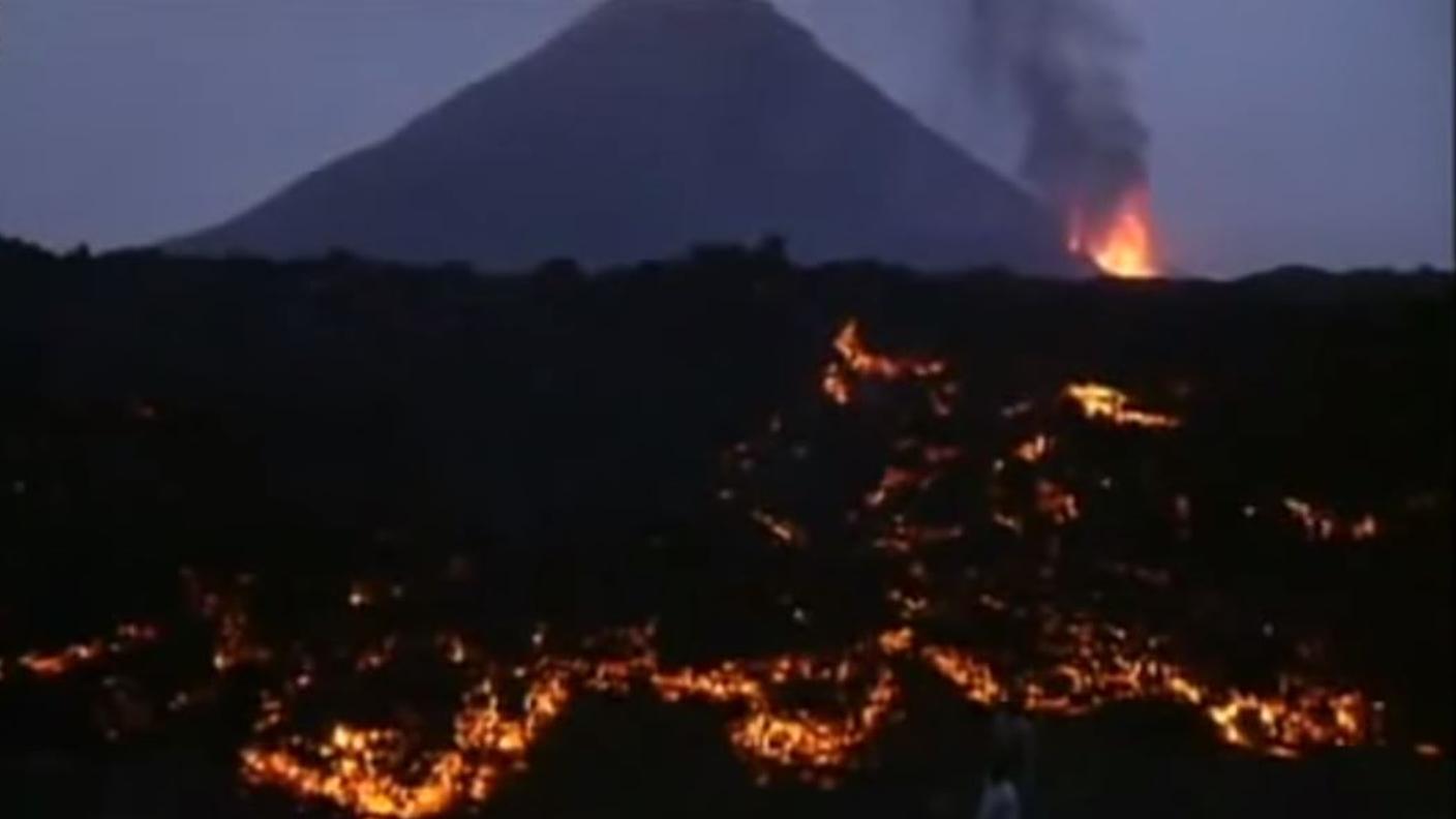 La lava avanza verso le abitazioni