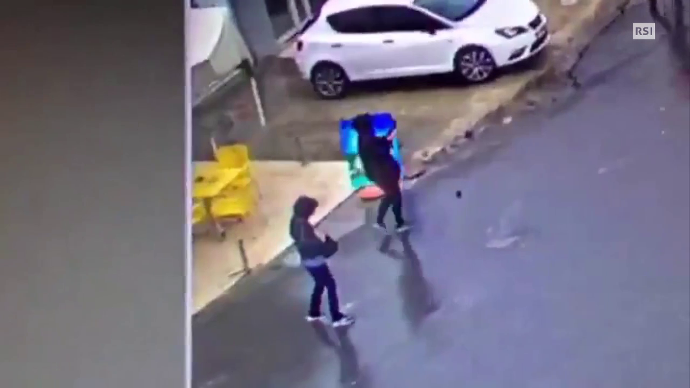 L'assalto ripreso da una webcam pubblica