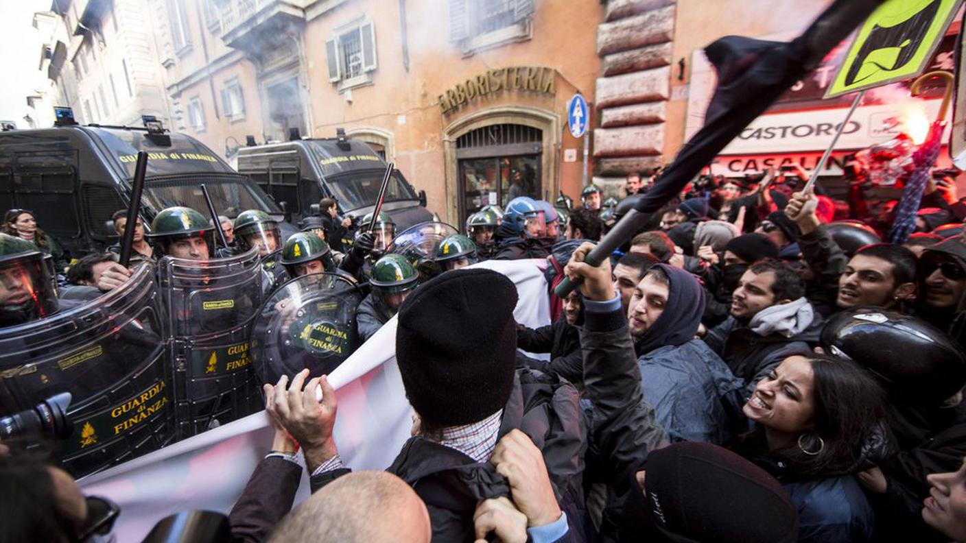 Il voto definitivo al Senato è stato preceduto da duri scontri nel centro di Roma conclusisi con 2 fermi e una ventina di feriti