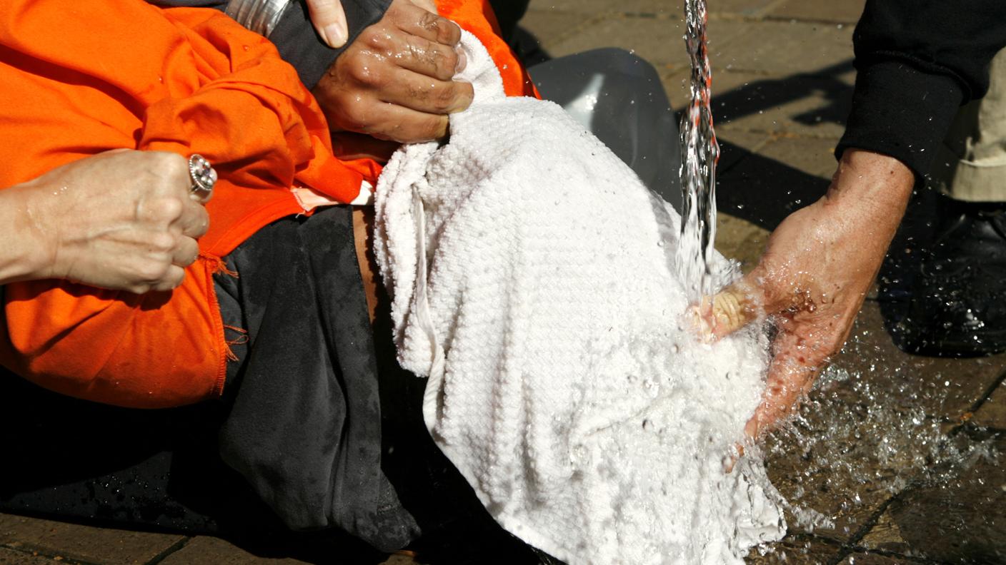 Simulazione del "waterboarding" durante un manifestazione di protesta. 