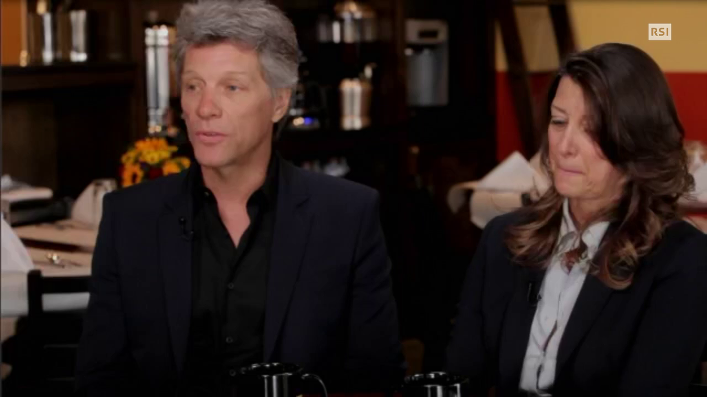 Jon Bon Jovi spiega la filosofia del suo ristorante assieme alla moglie (EBU)