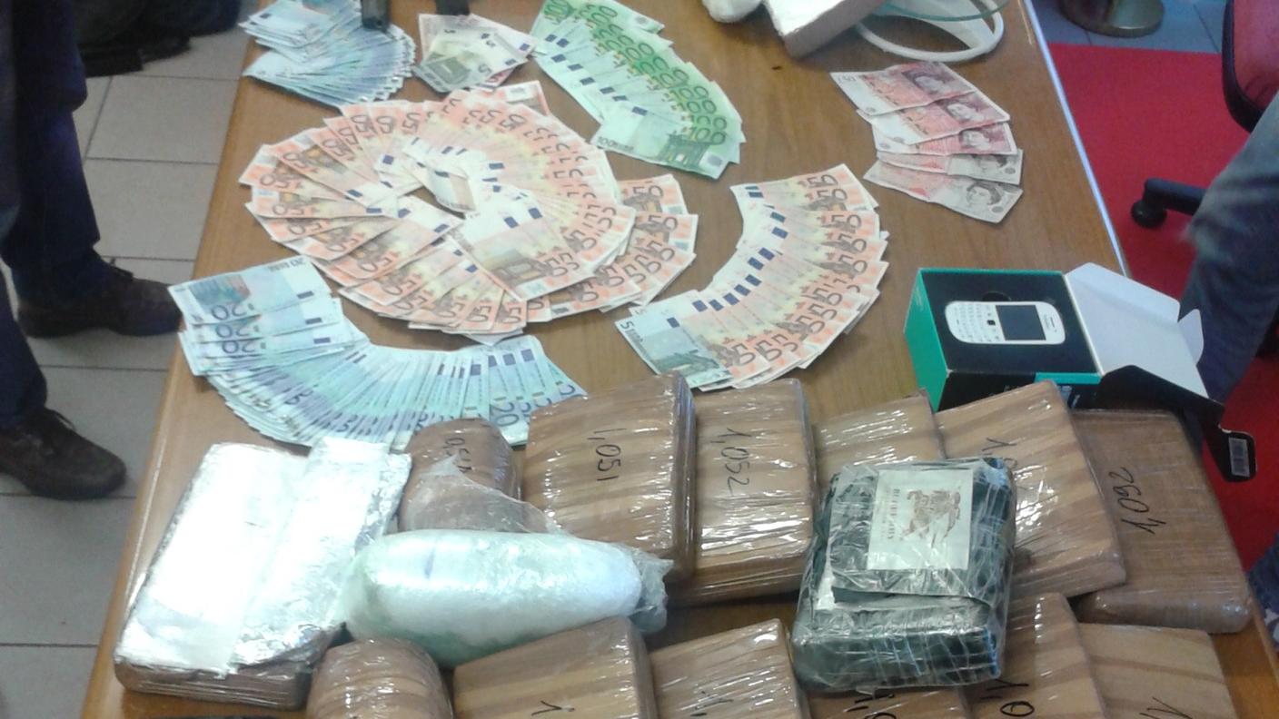 La droga e i soldi sequestrati 