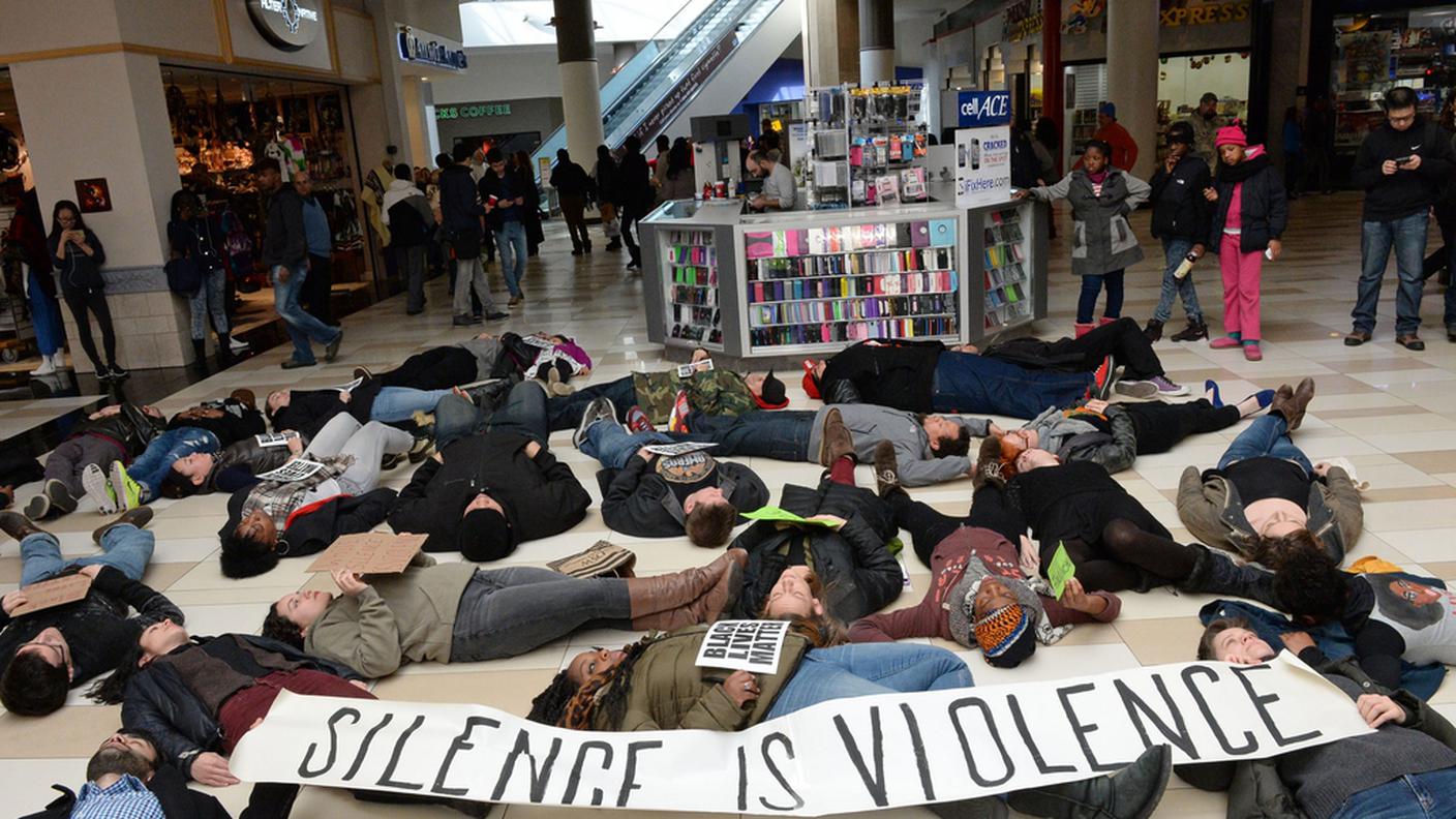 A New York le proteste per il comportamento della polizia e le decisioni della giustizia si moltiplicano