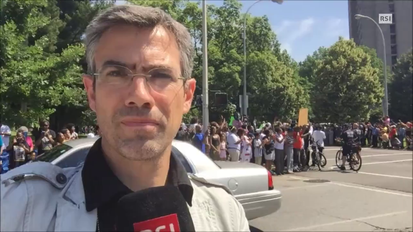 Il passaggio del corteo davanti all'inviato della RSI Emiliano Bos