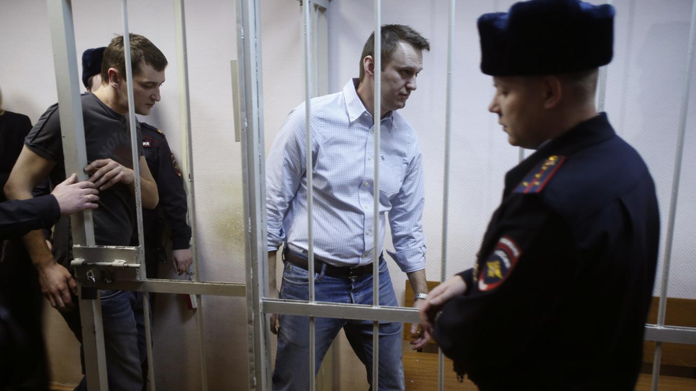 Oleg (a sinistra) e Alexei Navalny al processo