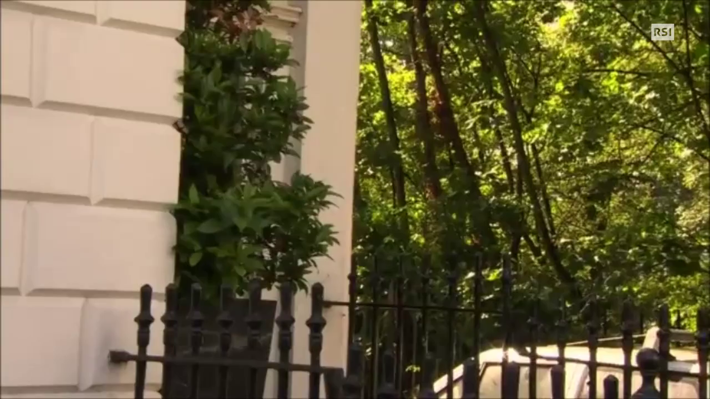 Boris Johnson contestato all'uscita da casa (ebu)