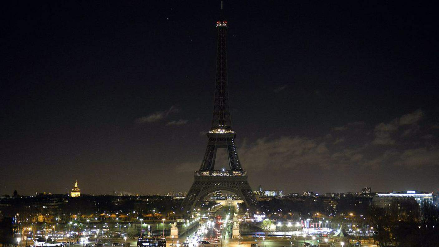La torre Eiffel spenta in segno di cordoglio