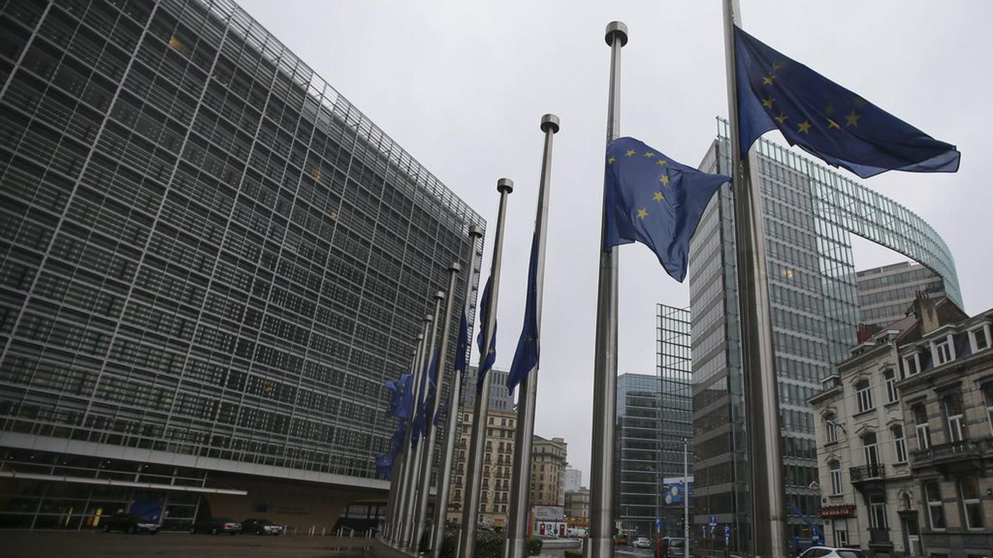 Le bandiere europee a mezz'asta di fronte alla sede della Commissione UE a Bruxelles