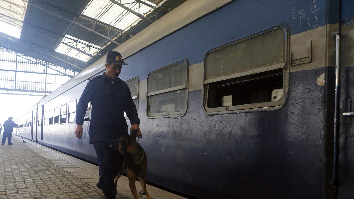 Un poliziotto egiziano con un cane addestrato per trovare esplosivi
