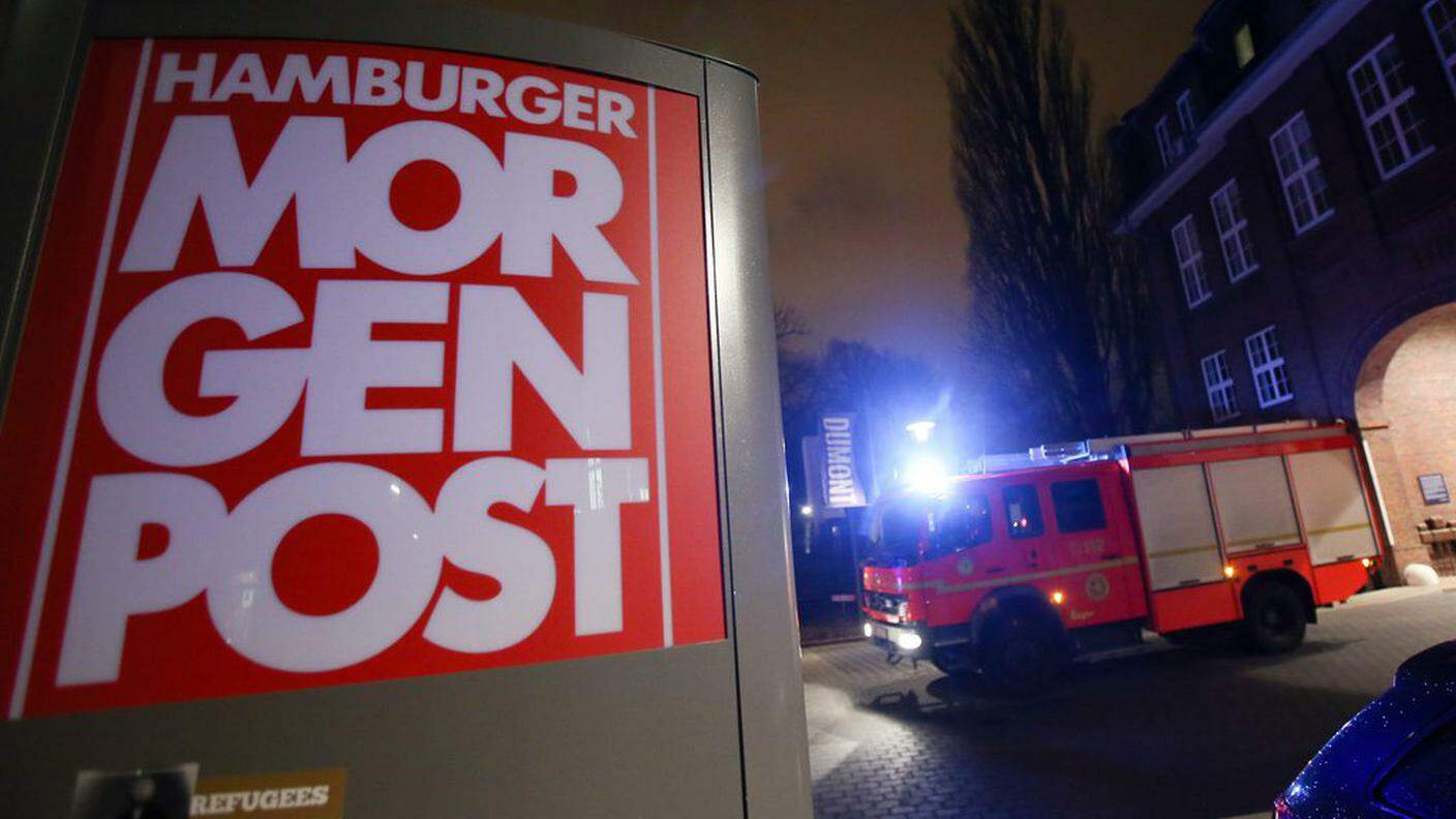 I pompieri in azione alla sede del quotidiano tedesco