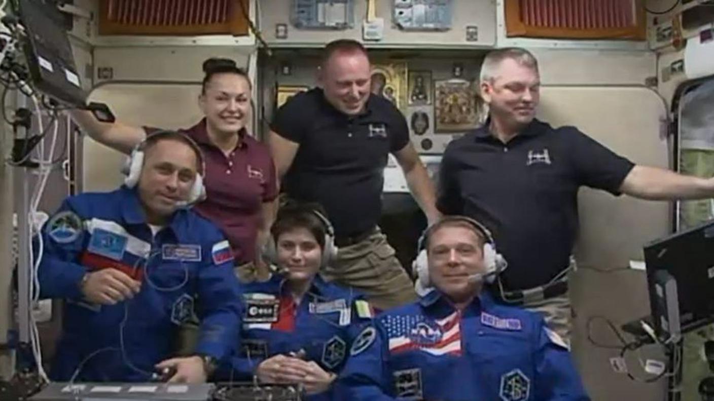 I sei astronauti starebbero tutti bene. In alto da sin.: Yelena Serova, Barry Wilmore, Alexander Samoukutyaev e (davanti) i tre astronauti arrivati il 24 novembre:Anton Shkaplerov, Samantha Cristoforetti e  Terry Virts