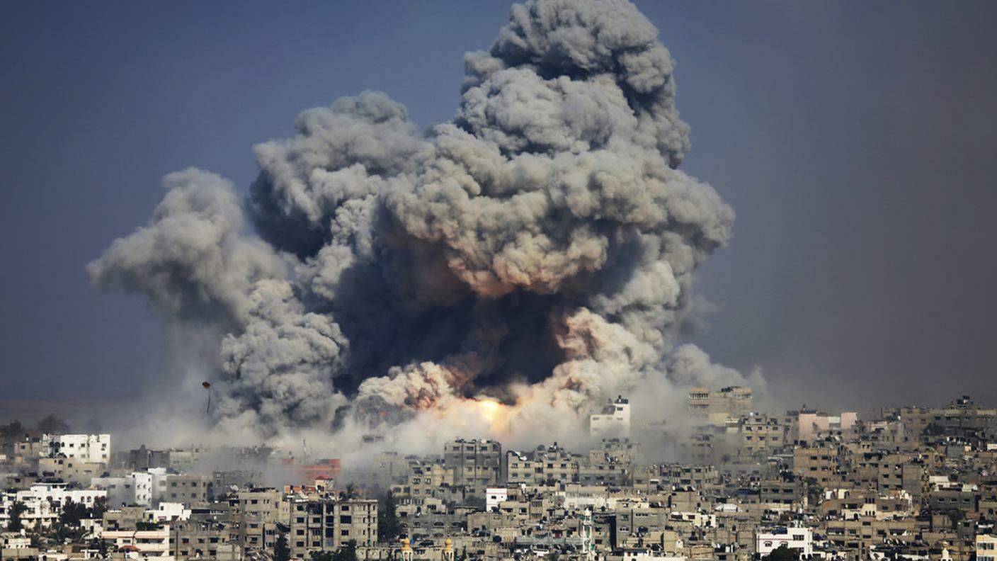Bombe su Gaza City