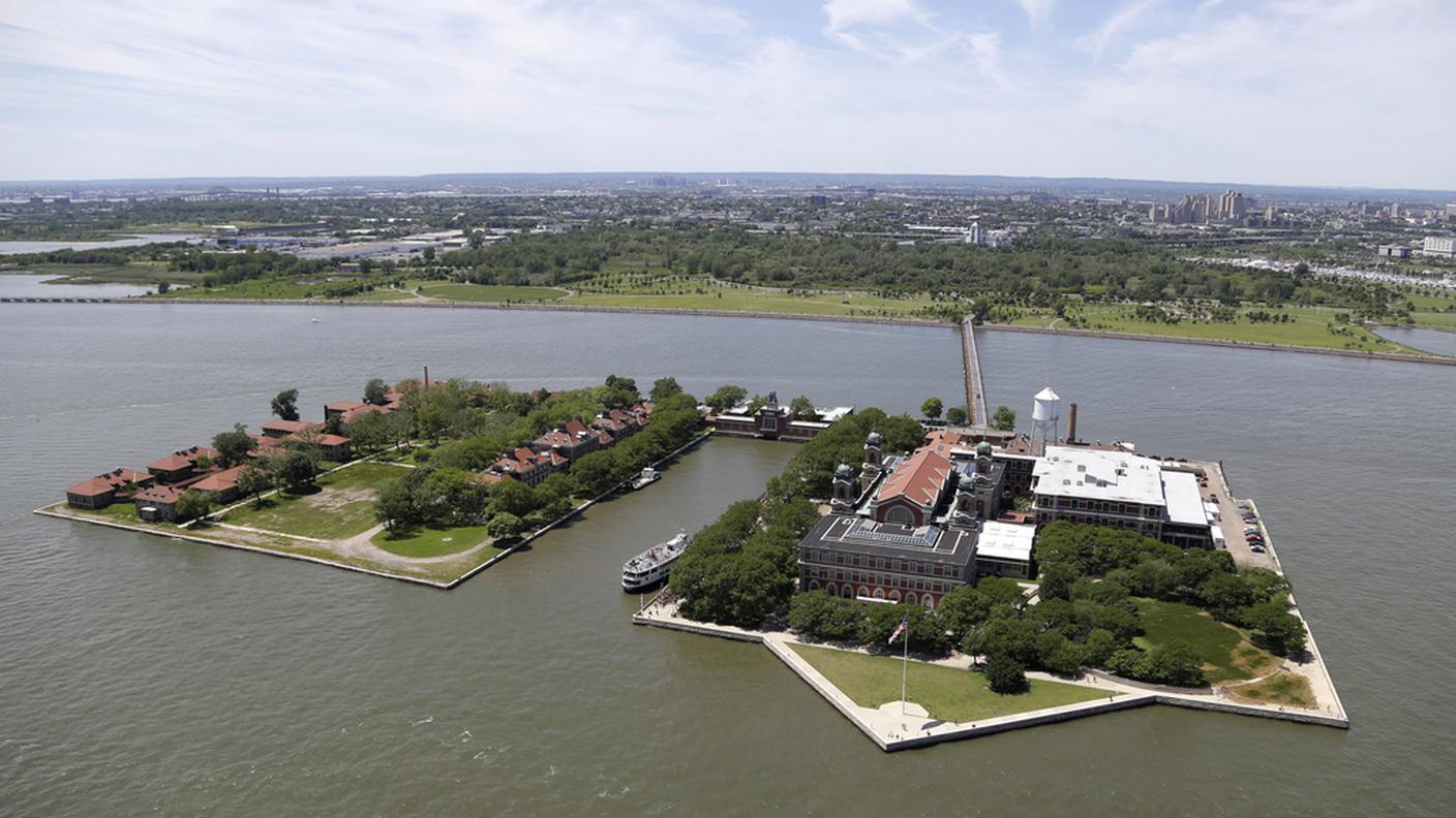 Anche Ellis Island poggia le sue fondamenta sui rifiuti