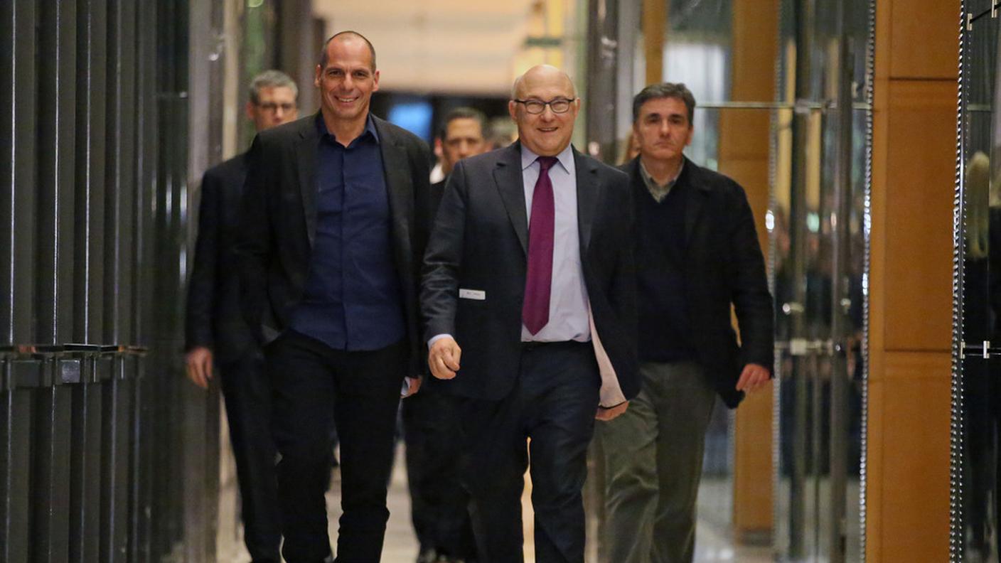 Yanis Varoufakis (s) con Michel Sapin