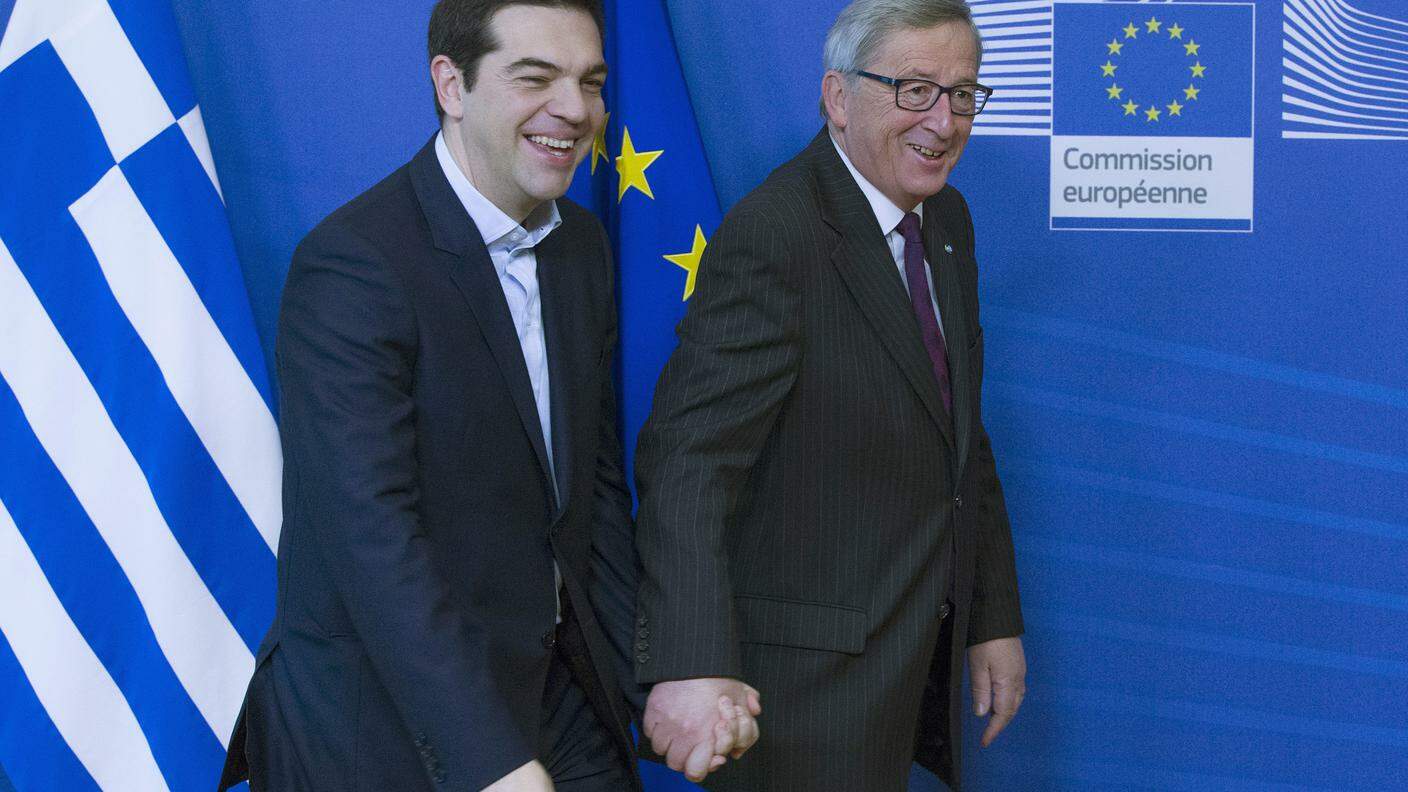 Juncker: dopo il bacio a Sommaruga, a ''manina'' con Tsipras