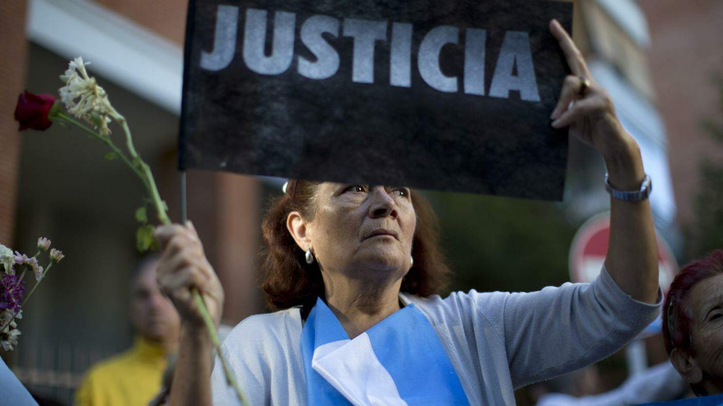 Una dimostrante invoca giustizia, dopo la morte del magistrato argentino