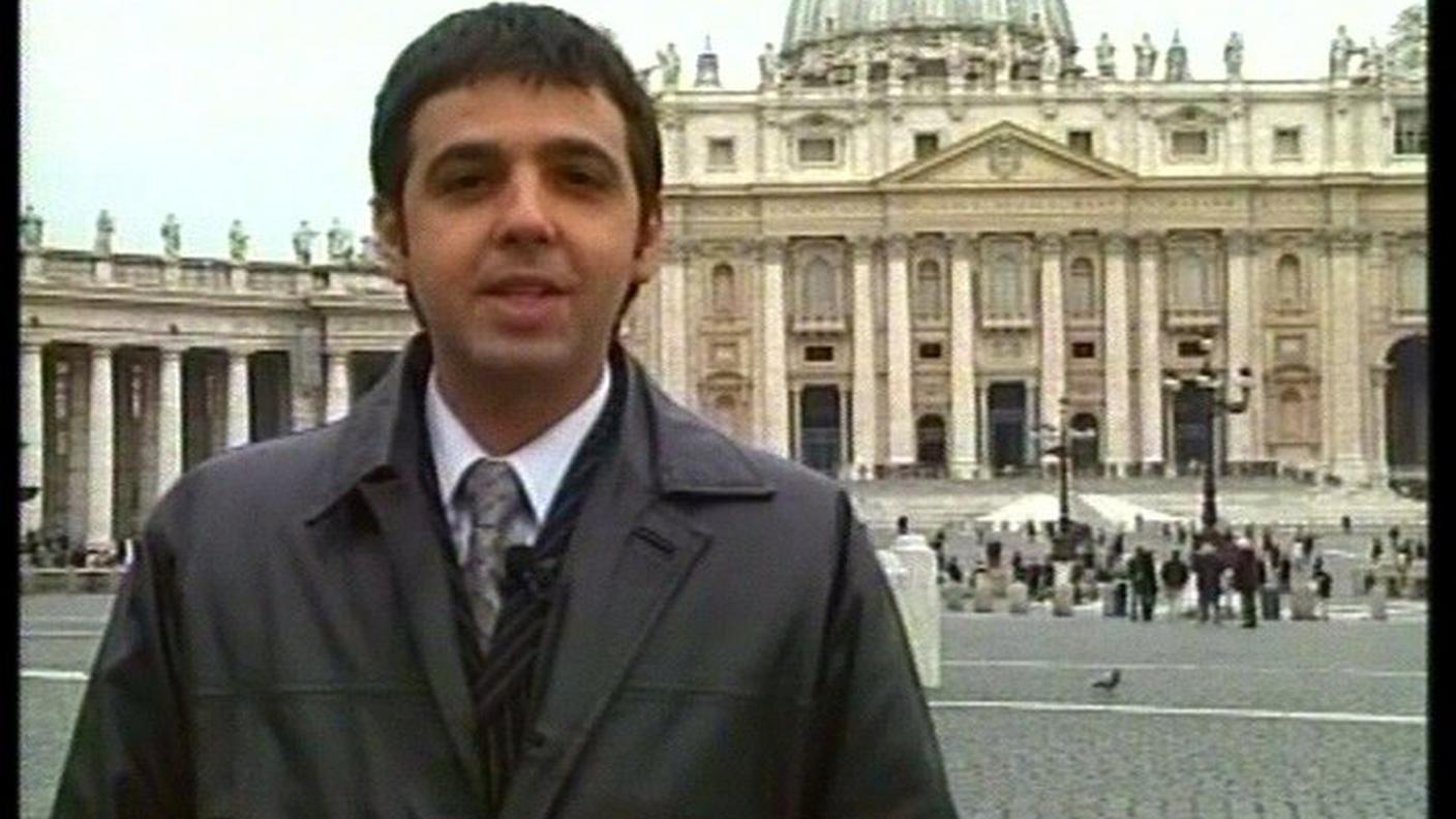 Il reporter Matias Castelli in un suo servizio da Roma