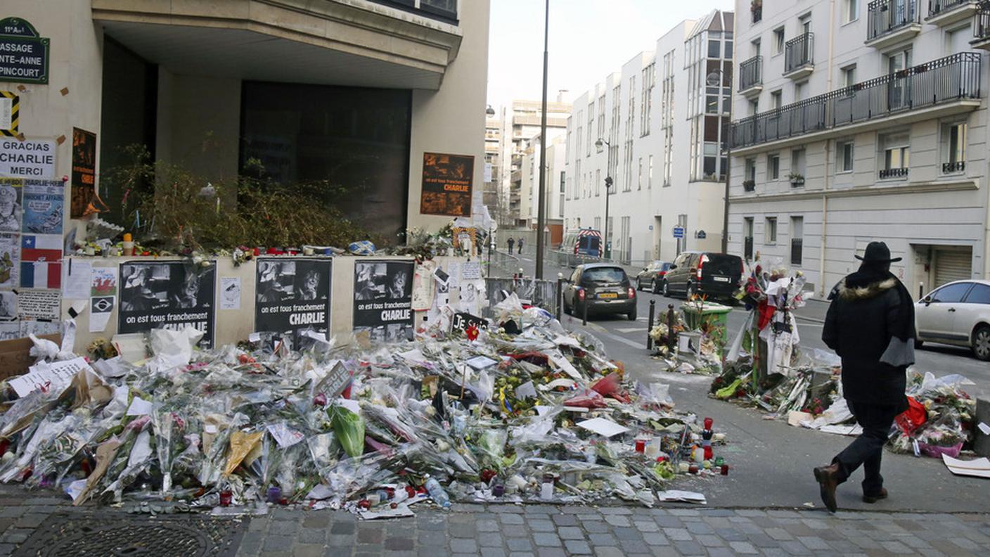 Fiori e biglietti davanti alla redazione di Charlie Hebdo