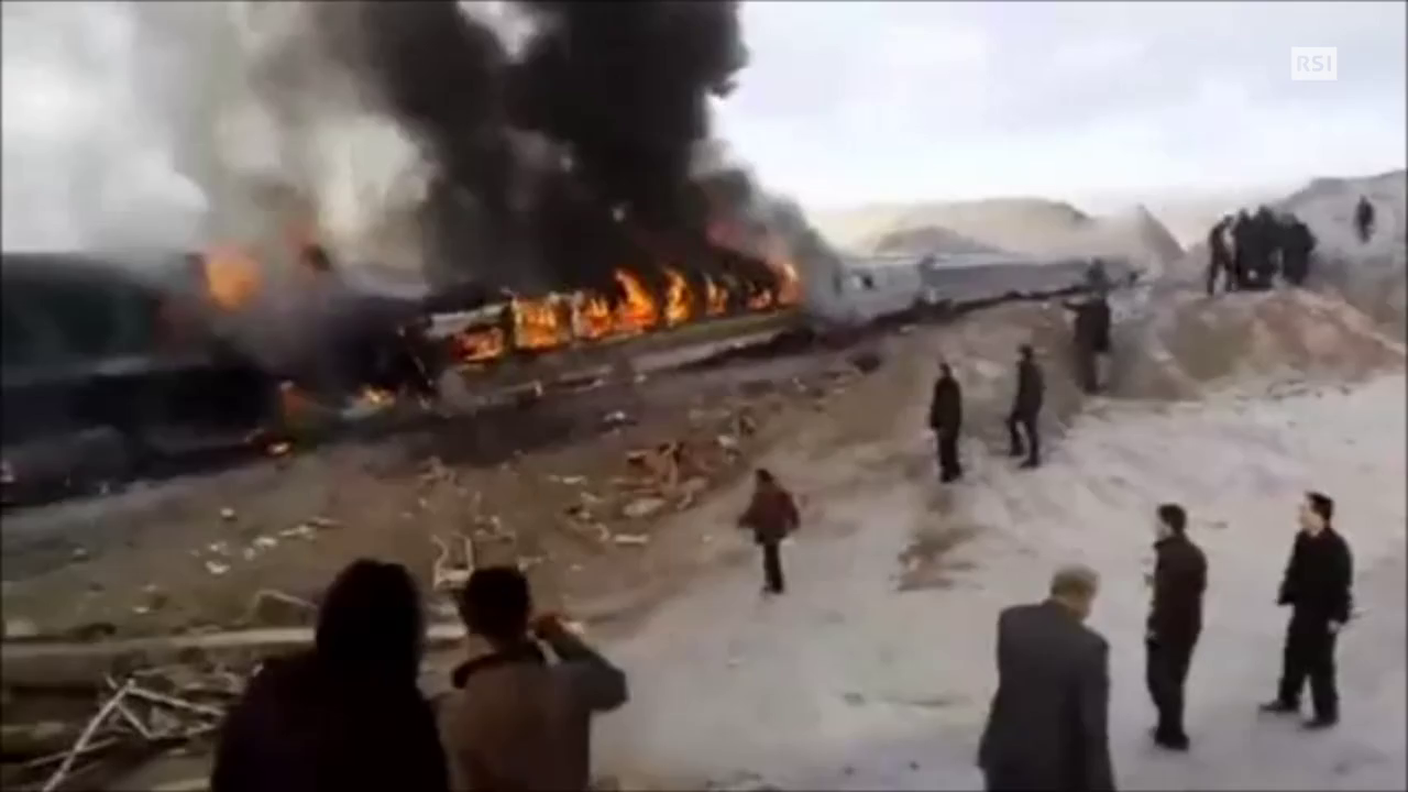 Scontro tra treni in Iran, le immagini dal luogo dell'incidente (EBU)
