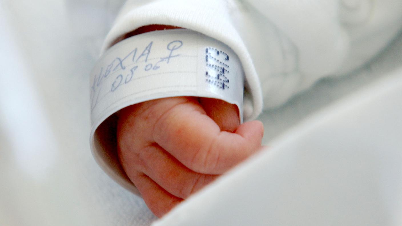 Un'infermiera aveva scambiato i braccialetti di due neonate