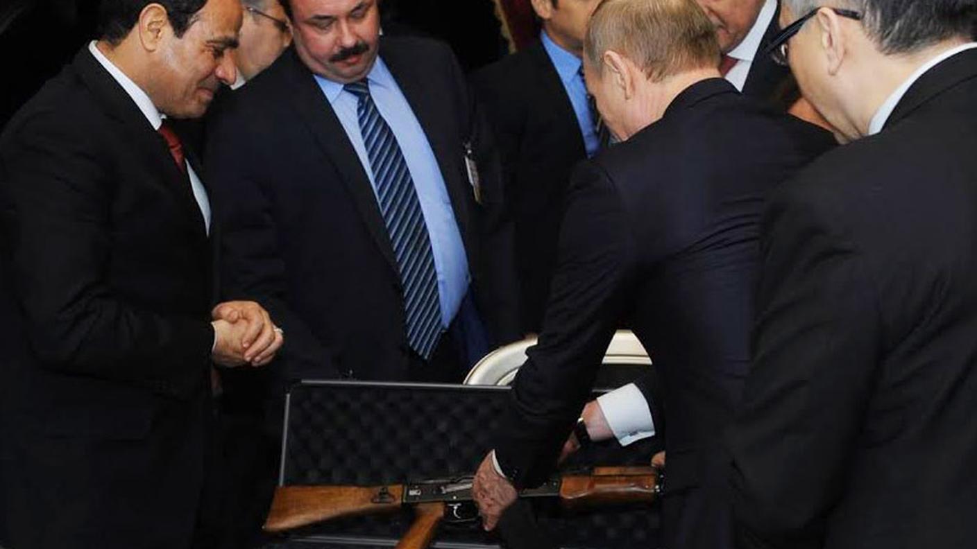 In viaggo al Cairo per in contrare il suo omologo egiziano, il presidente russo Vladimir Putin ha regalato ad Abdel Fattah al-Sisi un fucile kalashnikov Ak-47.
