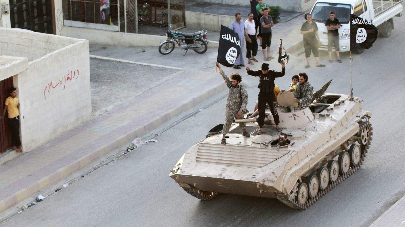 Uomini dell'ISIS per le strade di Raqqa