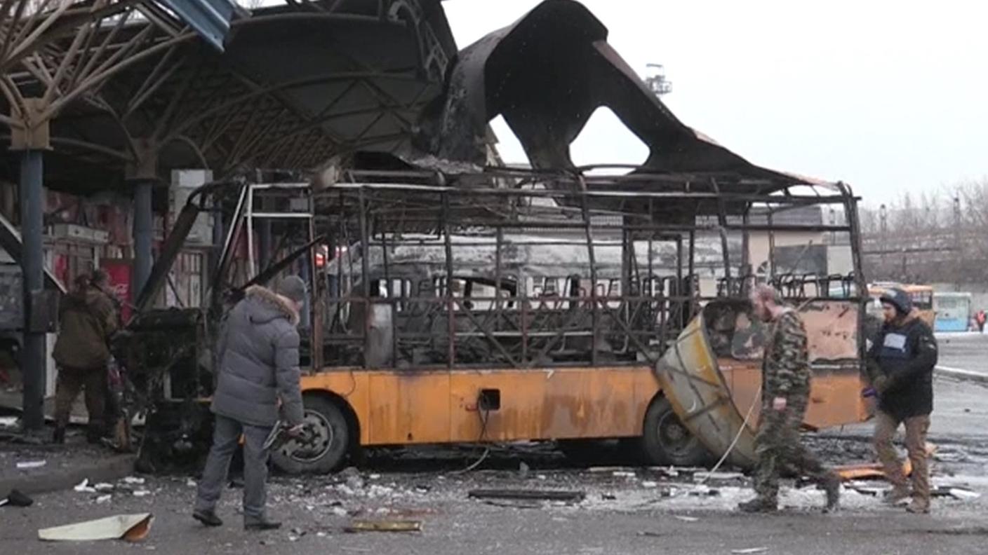 I resti di un autobus colpito a Donetsk