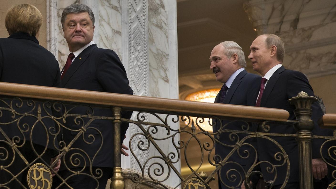 A sinistra di spalle Angela Merkel insieme a Petro Poroshenko. A destra il presidente bielorusso Aleksandr Lukašenko con Vladimir Putin