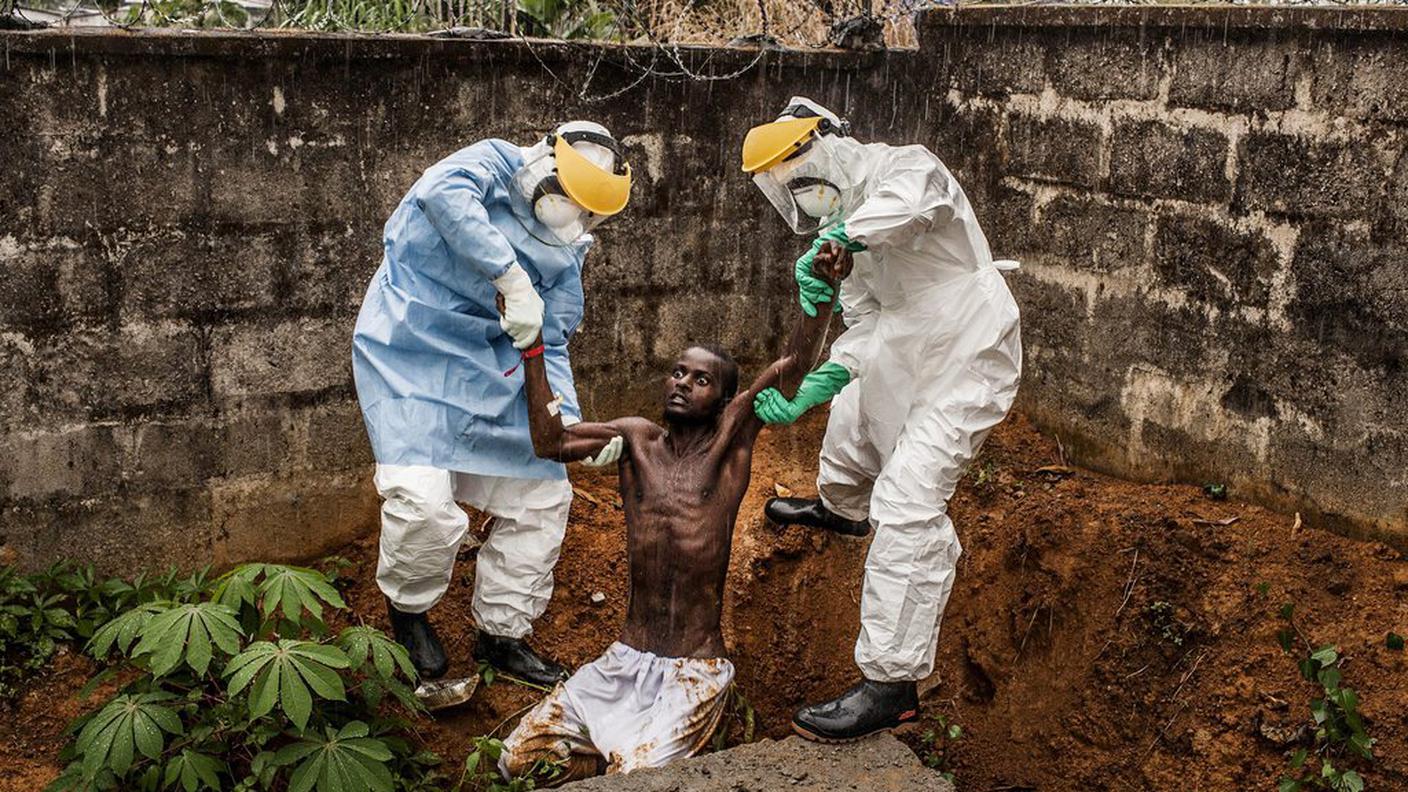 Primo premio general news storie. Operatori medici portano un uomo malato di ebola in isolamento a Freetown, in Sierra Leone.